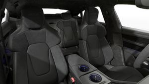 Vue intérieure montrant les sièges avant de Taycan GTS