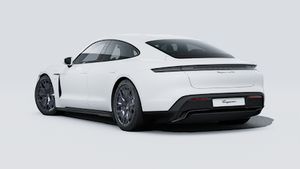 Vue extérieure de Taycan GTS montrant l'arrière et le côté gauche de la voiture