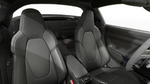 Binnenaanzicht van de voorstoelen van 911 Targa 4 GTS