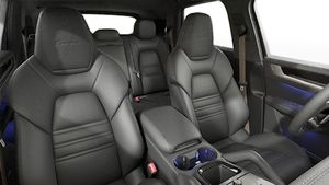 Binnenaanzicht van de voorstoelen van Cayenne Turbo E-Hybrid