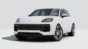 Buitenaanzicht van Cayenne Turbo E-Hybrid met de voorkant en linkerkant van de auto