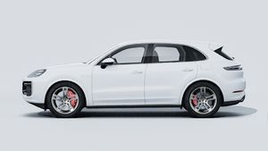 Buitenaanzicht van Cayenne Turbo E-Hybrid met de linkerkant van de auto