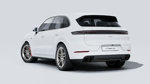 Buitenaanzicht van Cayenne Turbo E-Hybrid met de achterkant en linkerkant van de auto