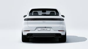 Buitenaanzicht van Cayenne Turbo E-Hybrid met de achterkant van de auto