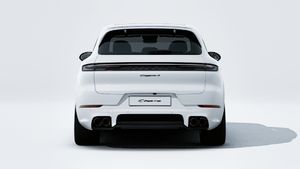 Buitenaanzicht van Cayenne S E-Hybrid Black Edition met de achterkant van de auto