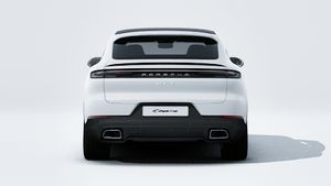 Buitenaanzicht van Cayenne E-Hybrid Coupé met de achterkant van de auto