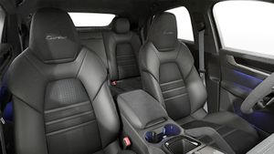 Binnenaanzicht van de voorstoelen van Cayenne Turbo E-Hybrid Coupé with GT Package