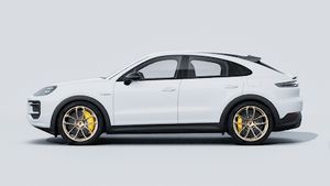 Buitenaanzicht van Cayenne Turbo E-Hybrid Coupé with GT Package met de linkerkant van de auto