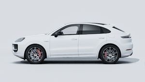 Buitenaanzicht van Cayenne S E-Hybrid Coupé Black Edition met de linkerkant van de auto