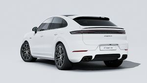 Buitenaanzicht van Cayenne S E-Hybrid Coupé Black Edition met de achterkant en linkerkant van de auto