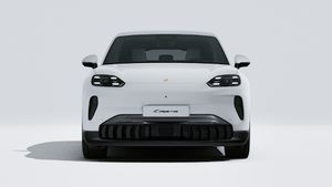 Buitenaanzicht van Cayenne Electric met de voorkant van de auto