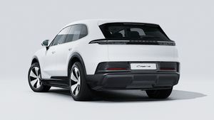 Buitenaanzicht van Cayenne Electric met de achterkant en linkerkant van de auto
