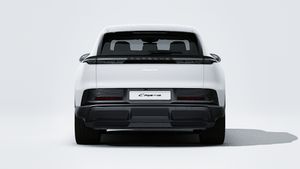 Buitenaanzicht van Cayenne Electric met de achterkant van de auto