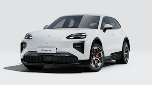 Buitenaanzicht van Cayenne Turbo Electric met de voorkant en linkerkant van de auto