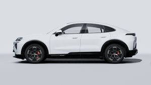Buitenaanzicht van Cayenne Turbo Coupé Electric met de linkerkant van de auto