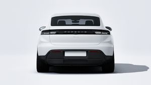 Buitenaanzicht van Macan met de achterkant van de auto