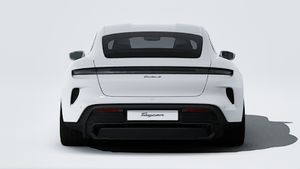 Buitenaanzicht van Taycan Turbo S met de achterkant van de auto