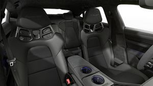 Binnenaanzicht van de voorstoelen van Taycan Turbo GT