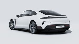 Buitenaanzicht van Taycan Turbo GT met de achterkant en linkerkant van de auto