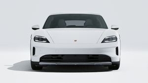 Buitenaanzicht van Taycan 4S Cross Turismo met de voorkant van de auto