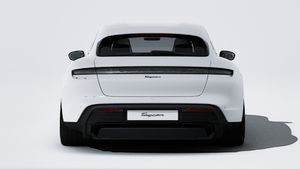 Buitenaanzicht van Taycan Sport Turismo Black Edition met de achterkant van de auto