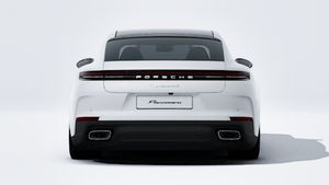 Buitenaanzicht van Panamera 4 E-Hybrid Executive met de achterkant van de auto