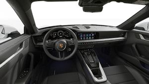 Innvendig visning som viser rattet og dashbordet til 911 Carrera S