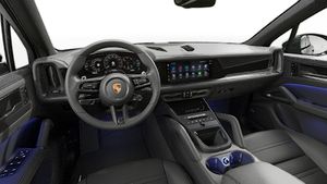 Innvendig visning som viser rattet og dashbordet til Cayenne Black Edition