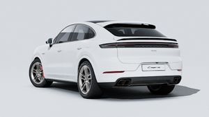 Utvendig visning av Cayenne Turbo E-Hybrid Coupé som viser baksiden og venstre side av bilen