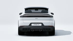 Utvendig visning av Cayenne Turbo E-Hybrid Coupé with GT Package som viser baksiden av bilen