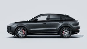 Utvendig visning av Cayenne S E-Hybrid Coupé Black Edition som viser venstre side av bilen