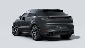Utvendig visning av Cayenne S E-Hybrid Coupé Black Edition som viser baksiden og venstre side av bilen