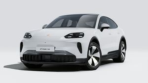 Utvendig visning av Cayenne Coupé Electric som viser fronten og venstre side av bilen