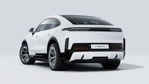 Utvendig visning av Cayenne Turbo Coupé Electric som viser baksiden og venstre side av bilen