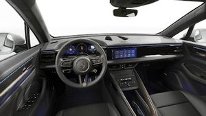 Innvendig visning som viser rattet og dashbordet til Macan Turbo