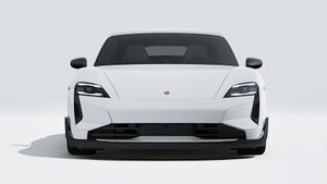 Utvendig visning av Taycan Turbo GT som viser fronten av bilen
