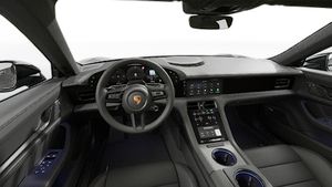 Innvendig visning som viser rattet og dashbordet til Taycan Black Edition