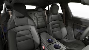 Innvendig visning som viser forsetene til Taycan Turbo Sport Turismo
