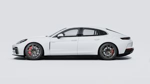 Utvendig visning av Panamera Turbo E-Hybrid som viser venstre side av bilen