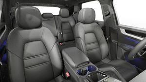 Vista interior de los asientos delanteros del Cayenne S