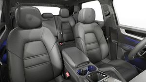 Vista interior de los asientos delanteros del Cayenne S E-Hybrid