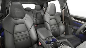 Vista interior de los asientos delanteros del Cayenne Turbo E-Hybrid