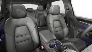 Vista interior de los asientos delanteros del Cayenne S E-Hybrid Black Edition
