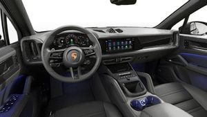 Vista interior que muestra el volante y el salpicadero de Cayenne S E-Hybrid Black Edition