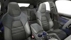 Vista interior de los asientos delanteros del Cayenne GTS Coupé