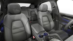 Vista interior de los asientos delanteros del Cayenne Coupé Black Edition