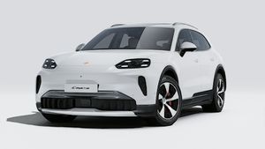 Vista exterior de Cayenne S Electric mostrando la parte delantera y el lado izquierdo del coche