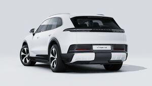 Vista exterior de Cayenne S Electric mostrando la parte trasera y el lado izquierdo del coche
