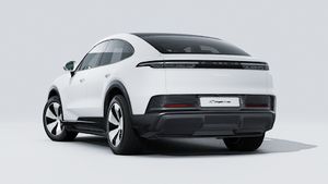 Vista exterior de Cayenne Coupé Electric mostrando la parte trasera y el lado izquierdo del coche