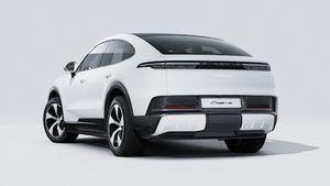 Vista exterior de Cayenne S Coupé Electric mostrando la parte trasera y el lado izquierdo del coche
